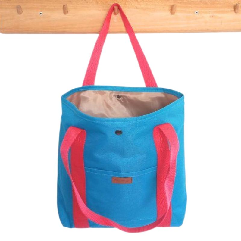 Tote sky azul con asas rojas y estuche portacósmeticos