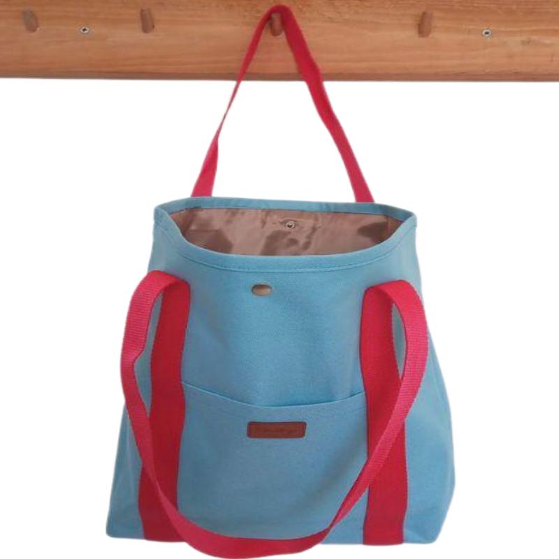Tote sky azul cielo y asas rojas, con estuche portacosméticos
