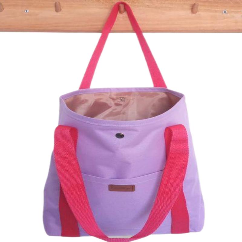 Tote sky lila y asas rojas, con estuche portacosmeticos