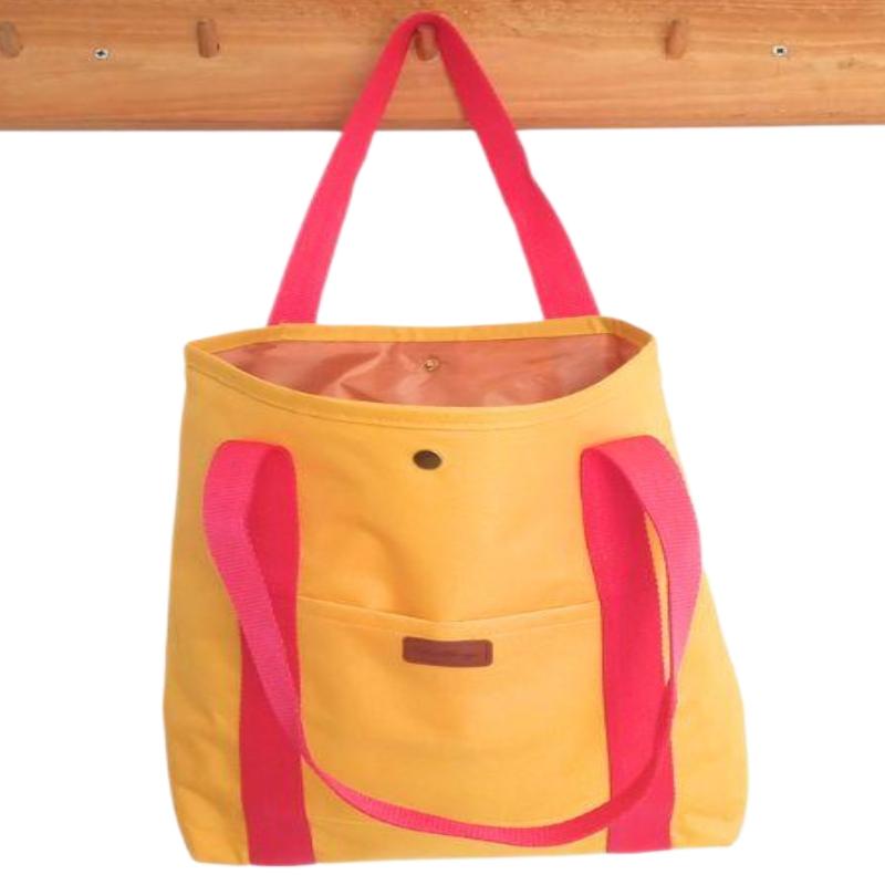 Tote sky amarillo con asas rojas y con estuche portacosmeticos